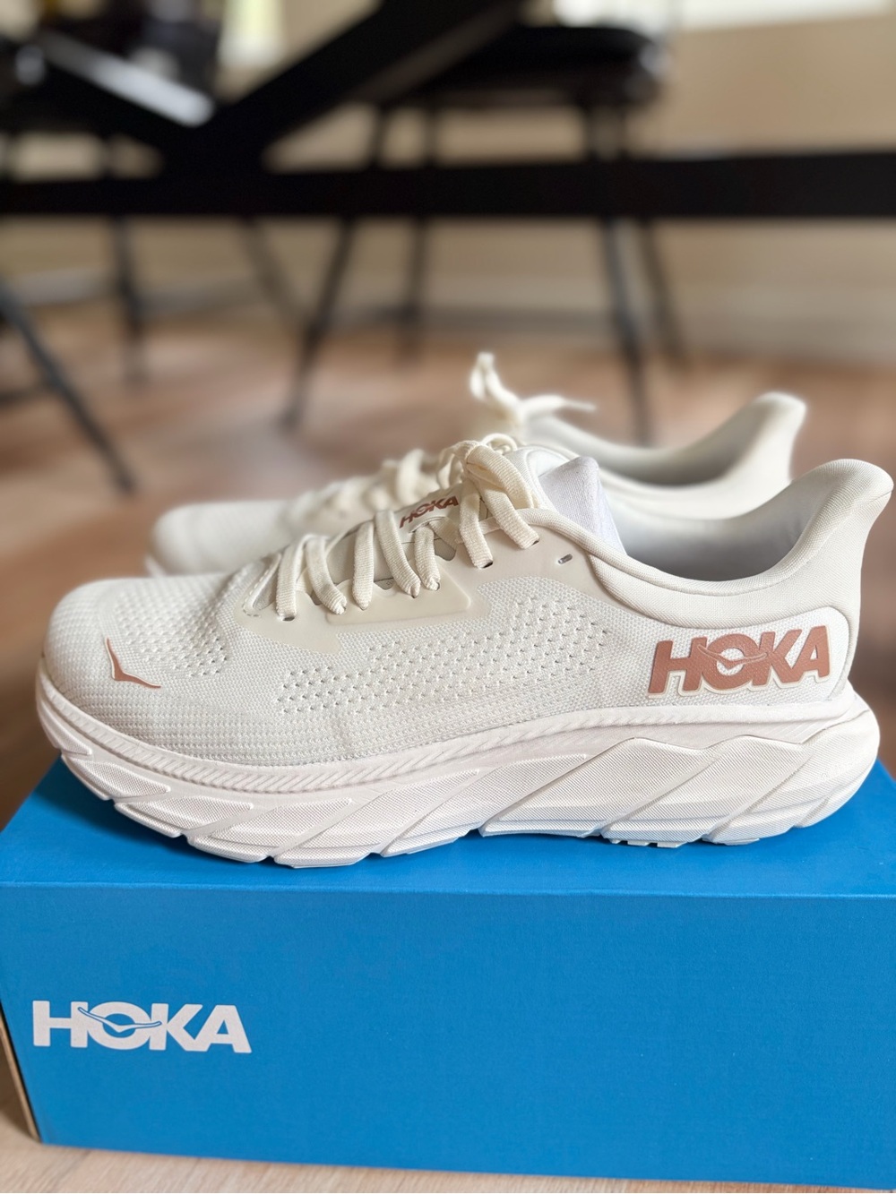 Hoka Women's Arahi 7 Running Shoes - White & Rose Gold Size 9.5 Wide